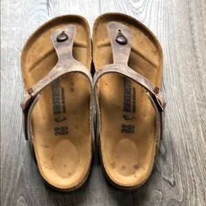 Birkenstock’s Women’s Gizeh Oiled Leather Sandal